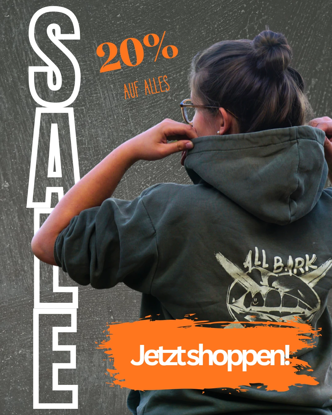 Sale-Anzeige: Person im grünen ALLBARK-Hoodie von hinten, vertikaler SALE-Schriftzug, orangefarbene 20 % auf alles und der Button „Jetzt shoppen!“